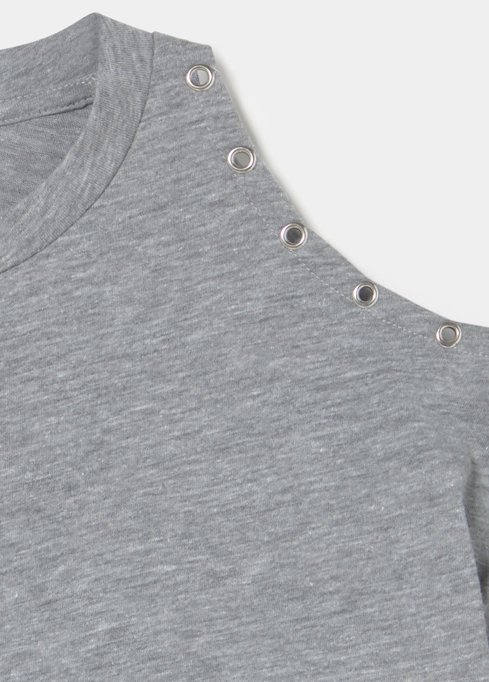 Camiseta hombros descubiertos tachas