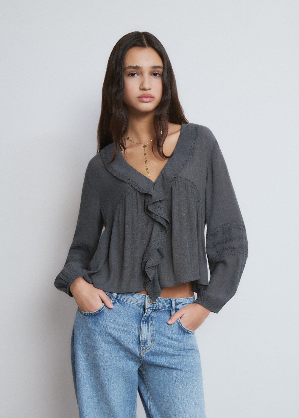 Blusa volantes detalle mangas bordadas