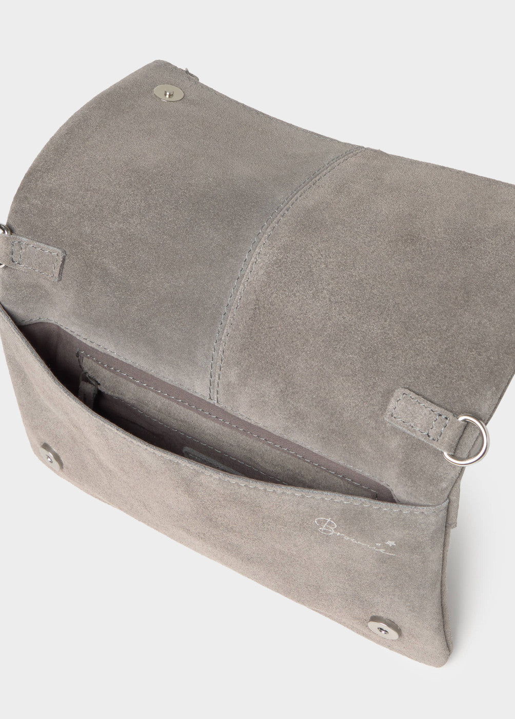 Bolso solapa tachitas cuero