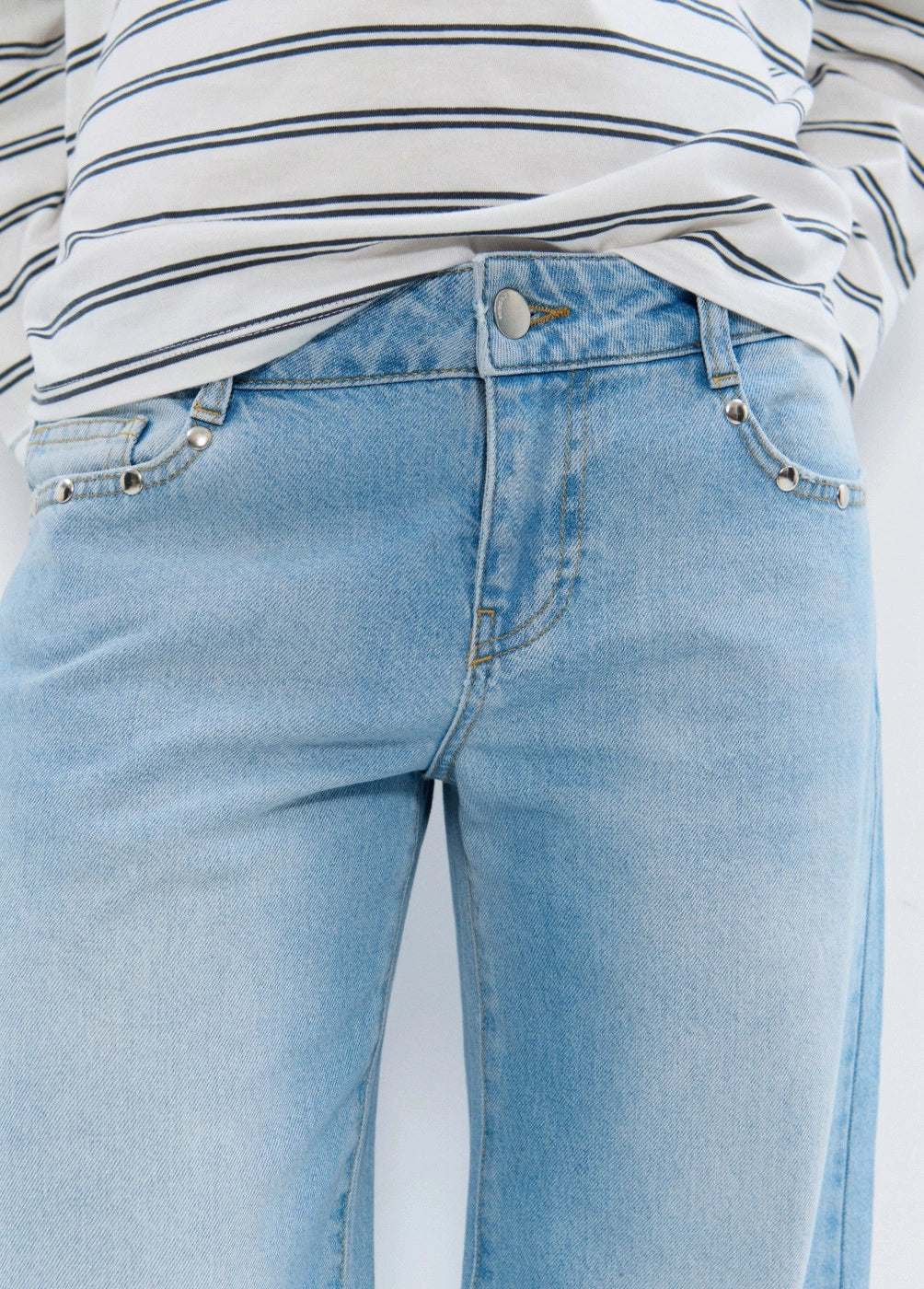 Jeans tiro bajo alas glitter y tachuelas