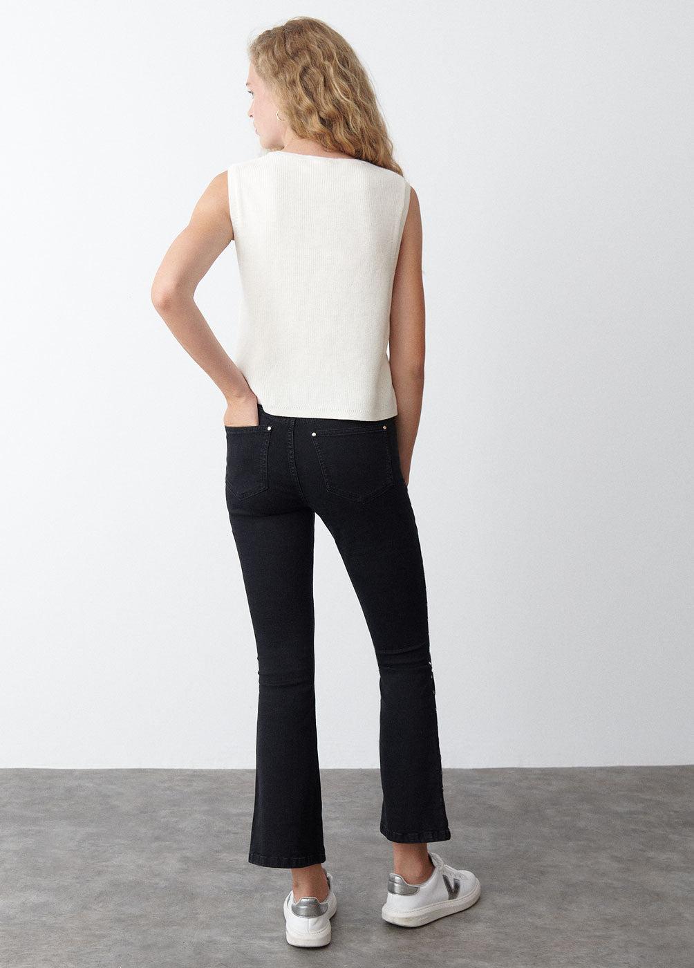 Jeans flare cropped tachas