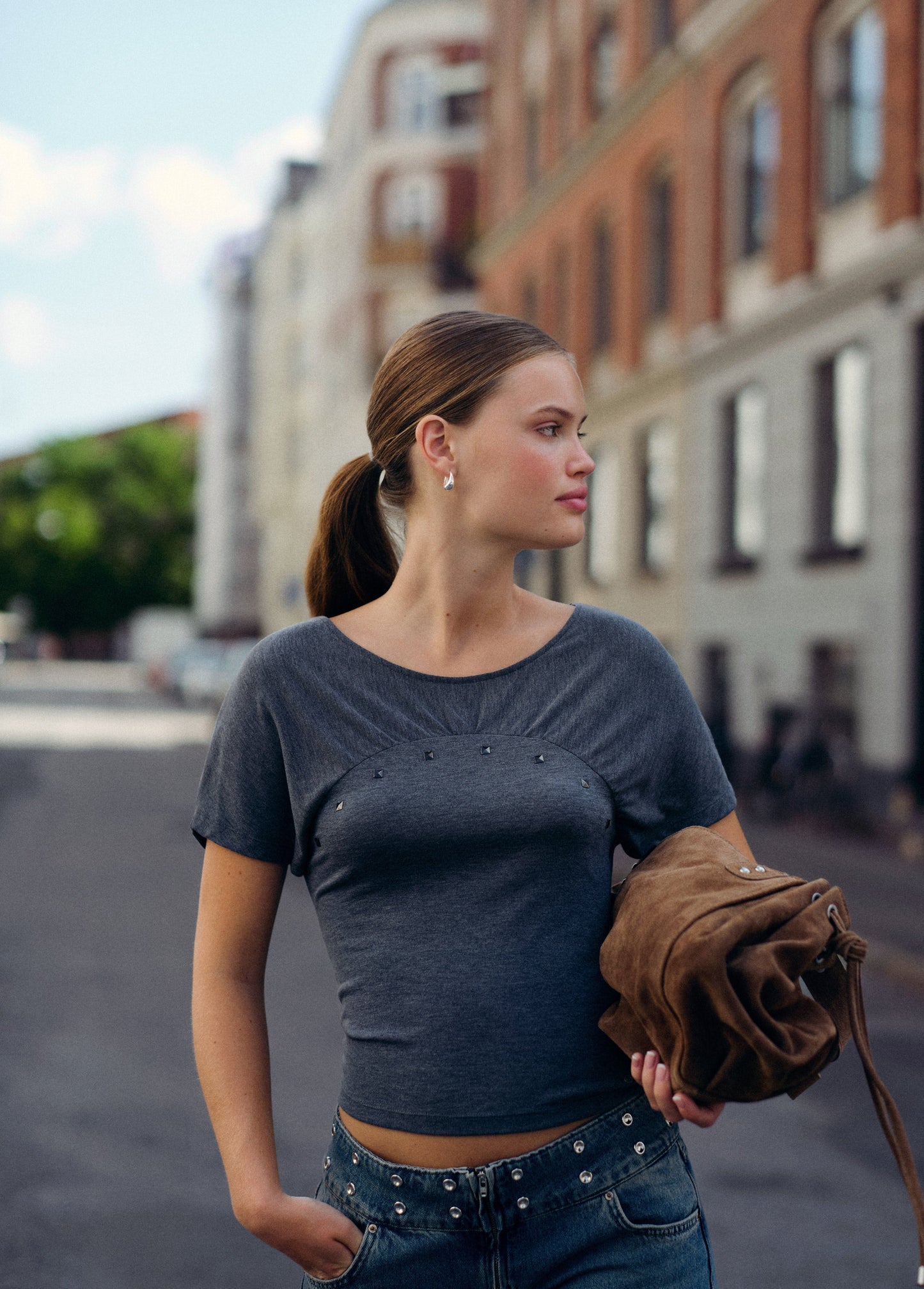 Camiseta corte delantero con tachas