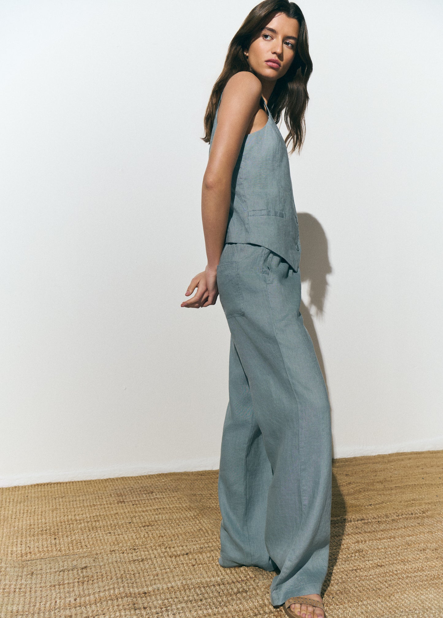 Pantalón fluido bolsillo parche