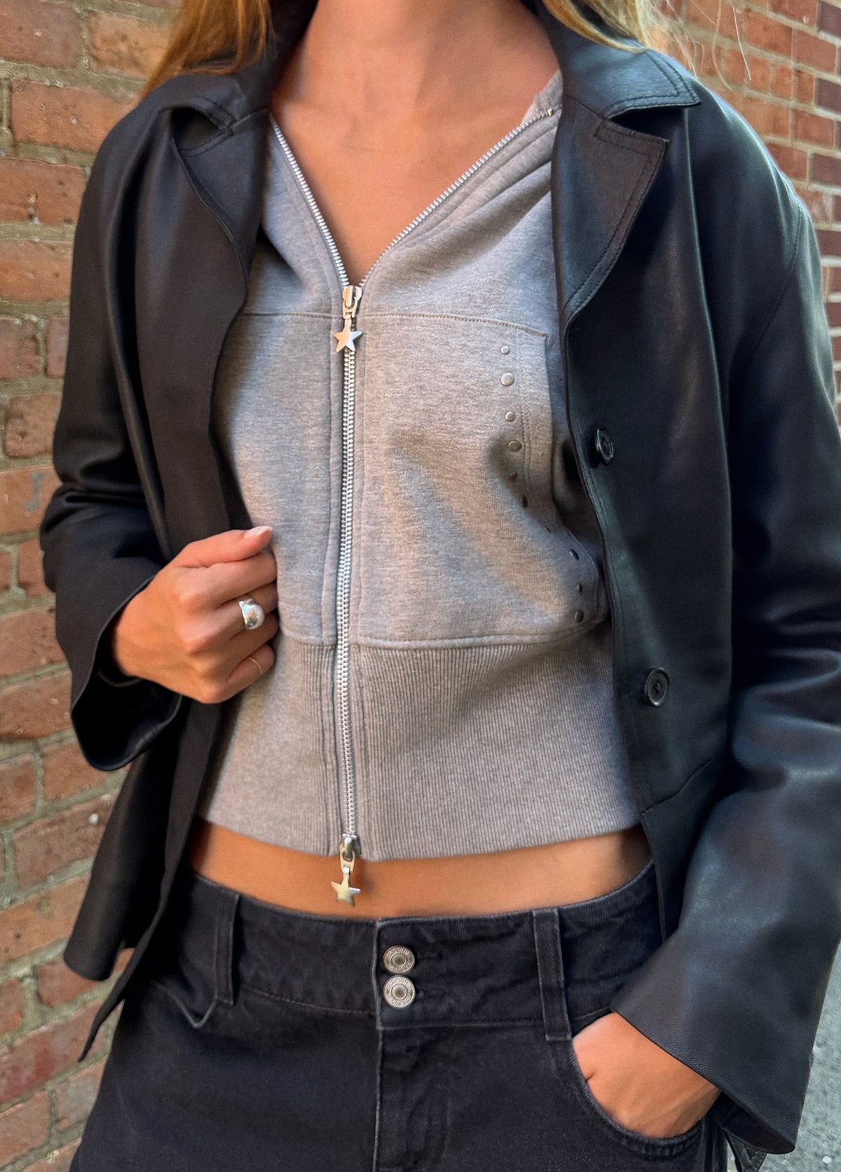 Sudadera capucha tachas