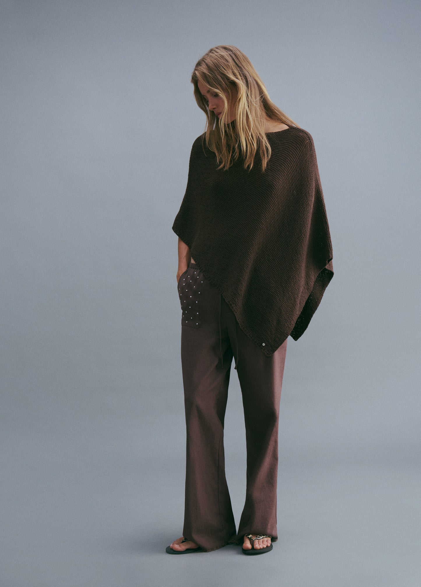 Pantalón fluido tachas