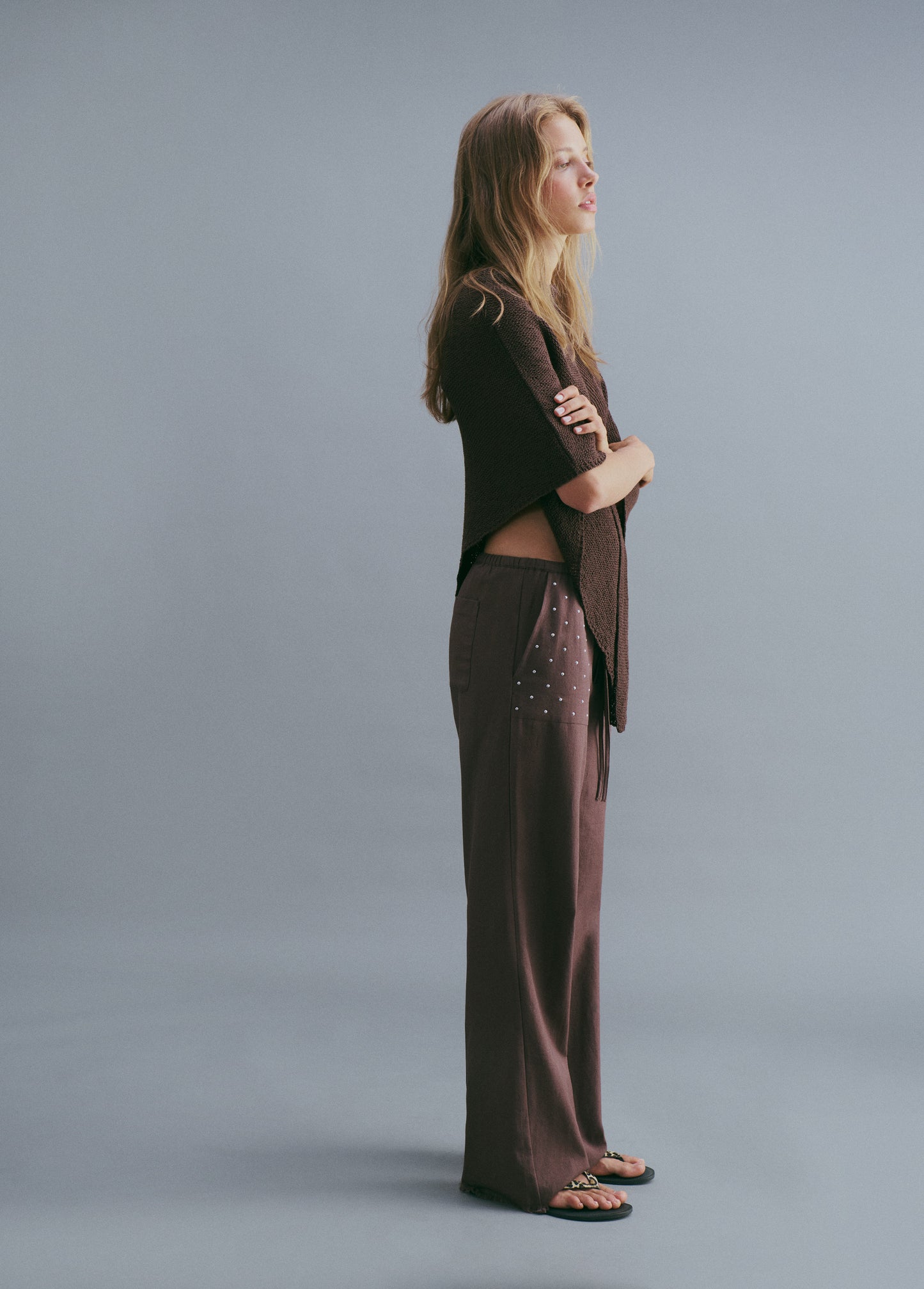 Pantalón fluido tachas