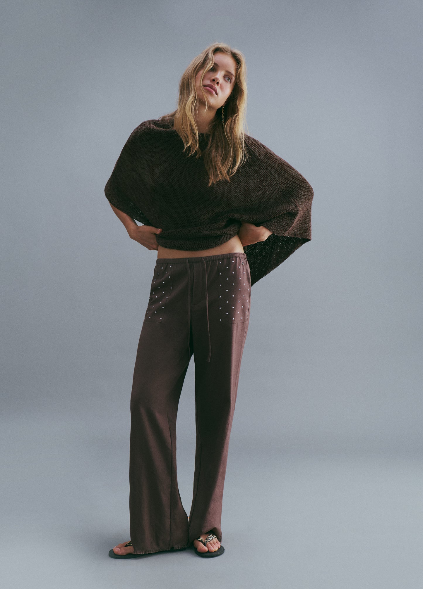 Pantalón fluido tachas