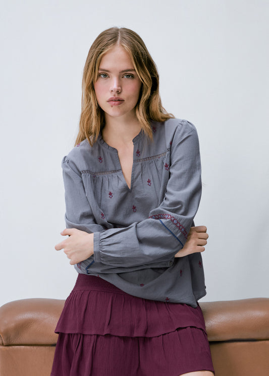 Blusa bordado contraste
