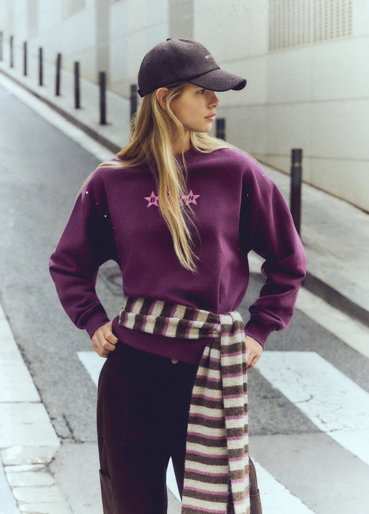 Sudadera print estrellas tachas
