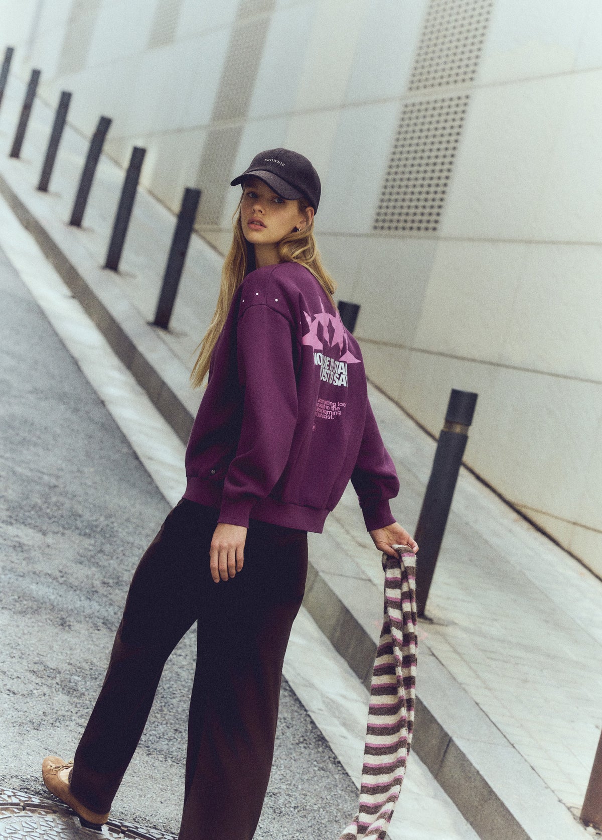 Sudadera print estrellas tachas