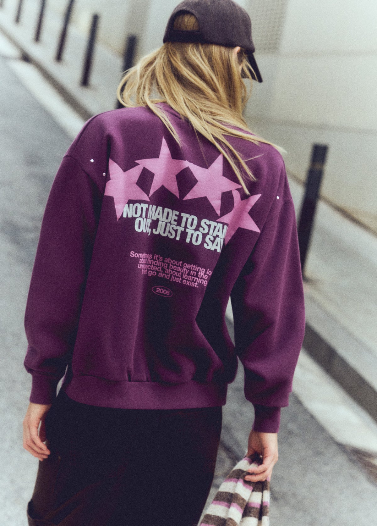 Sudadera print estrellas tachas