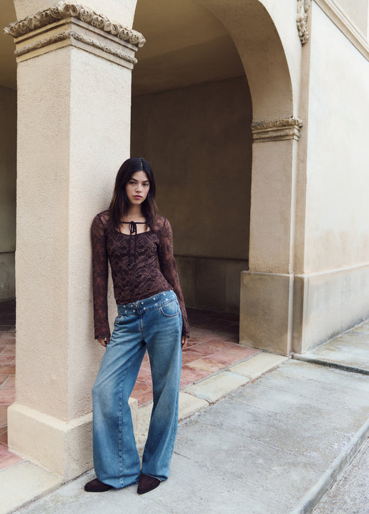 Jeans cinturilla tachas y bordado