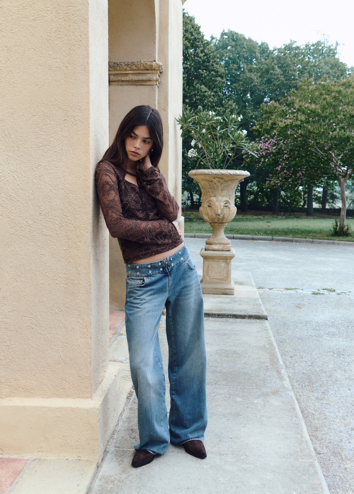 Jeans cinturilla tachas y bordado