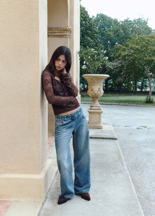 Jeans cinturilla tachas y bordado