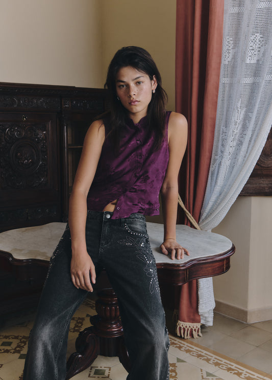 Jeans tiro bajo tachas flor