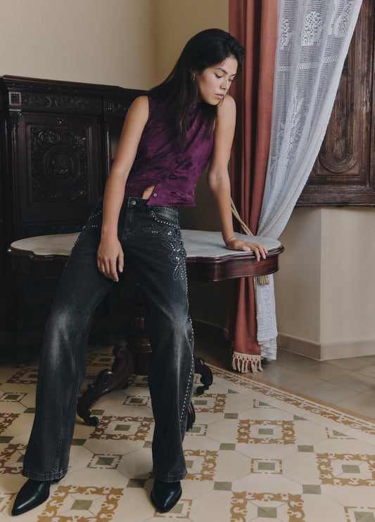 Jeans tiro bajo tachas flor