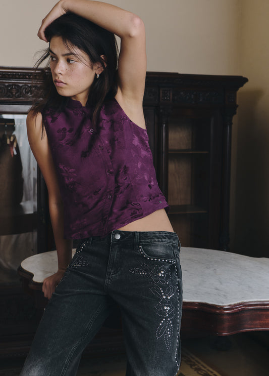 Jeans tiro bajo tachas flor