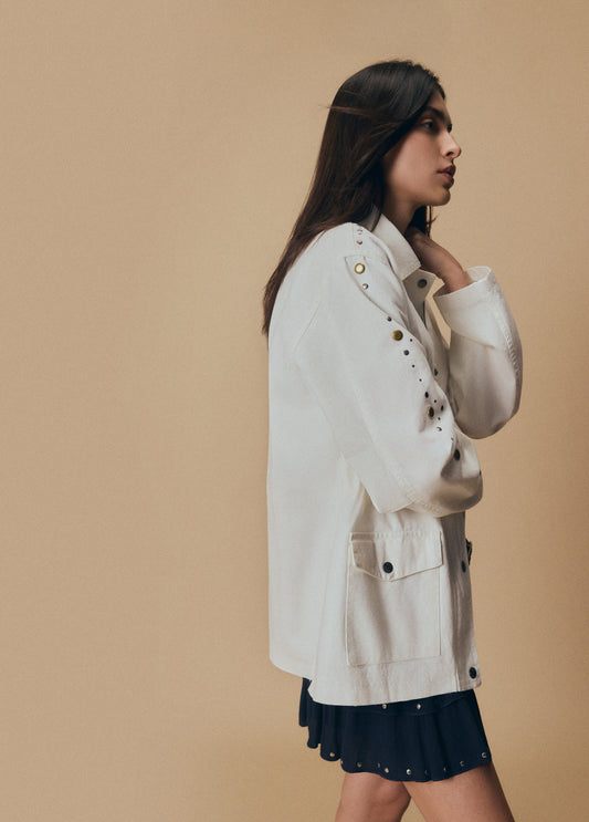 Parka blanca detalle tachas en manga