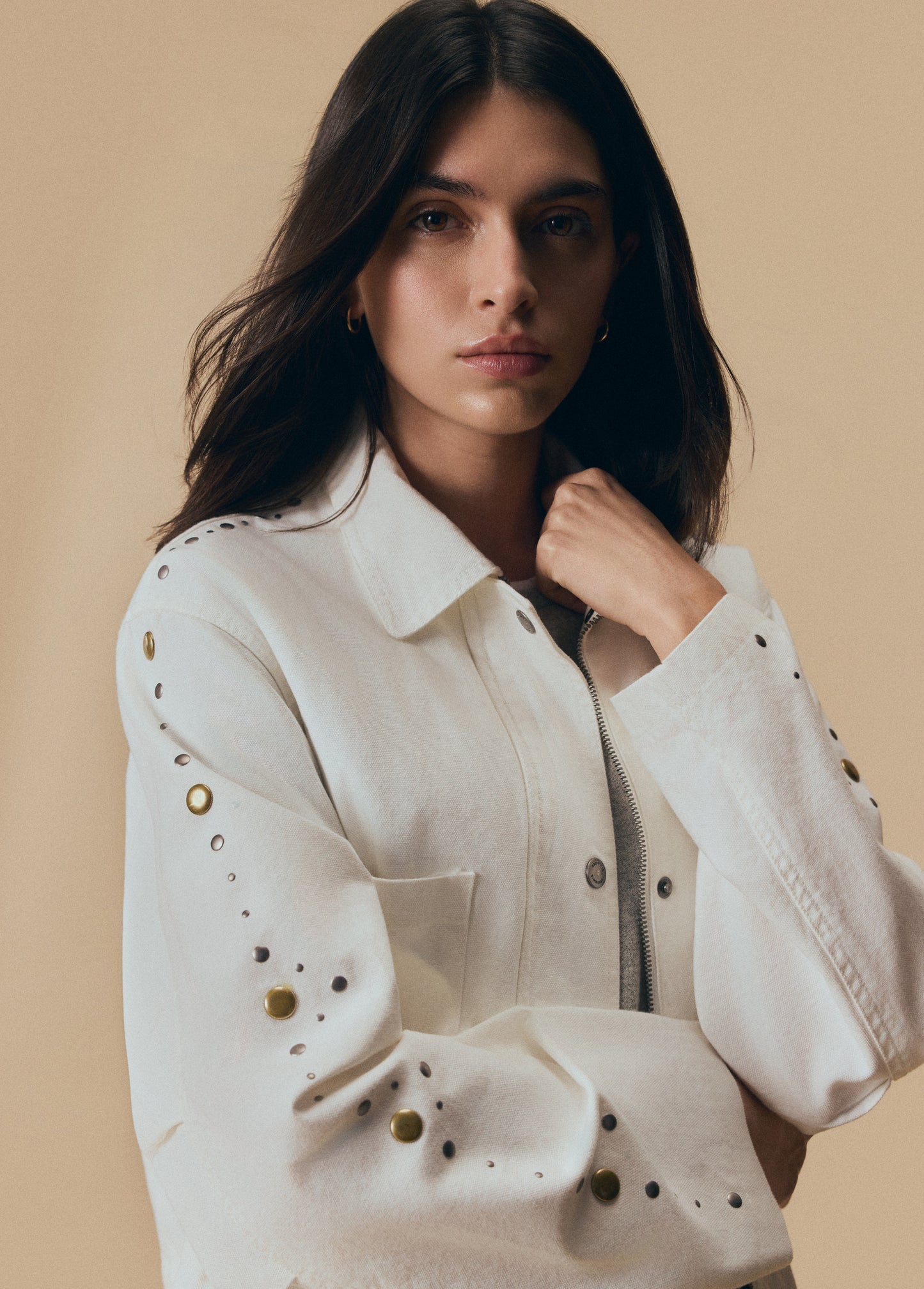 Parka blanca detalle tachas en manga