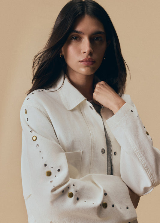 Parka blanca detalle tachas en manga