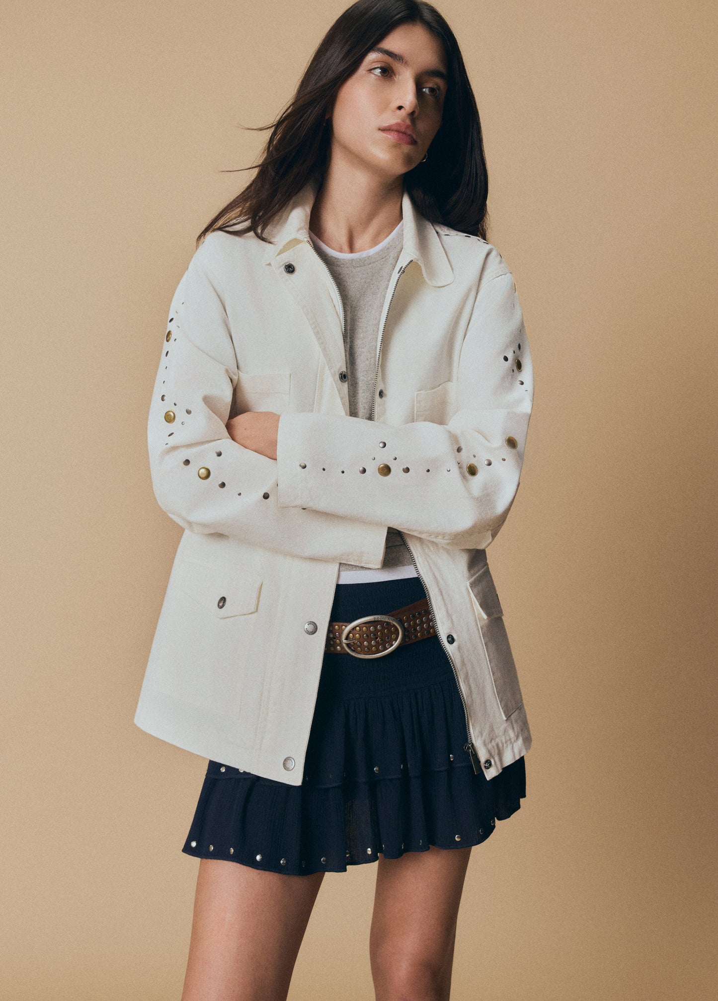 Parka blanca detalle tachas en manga