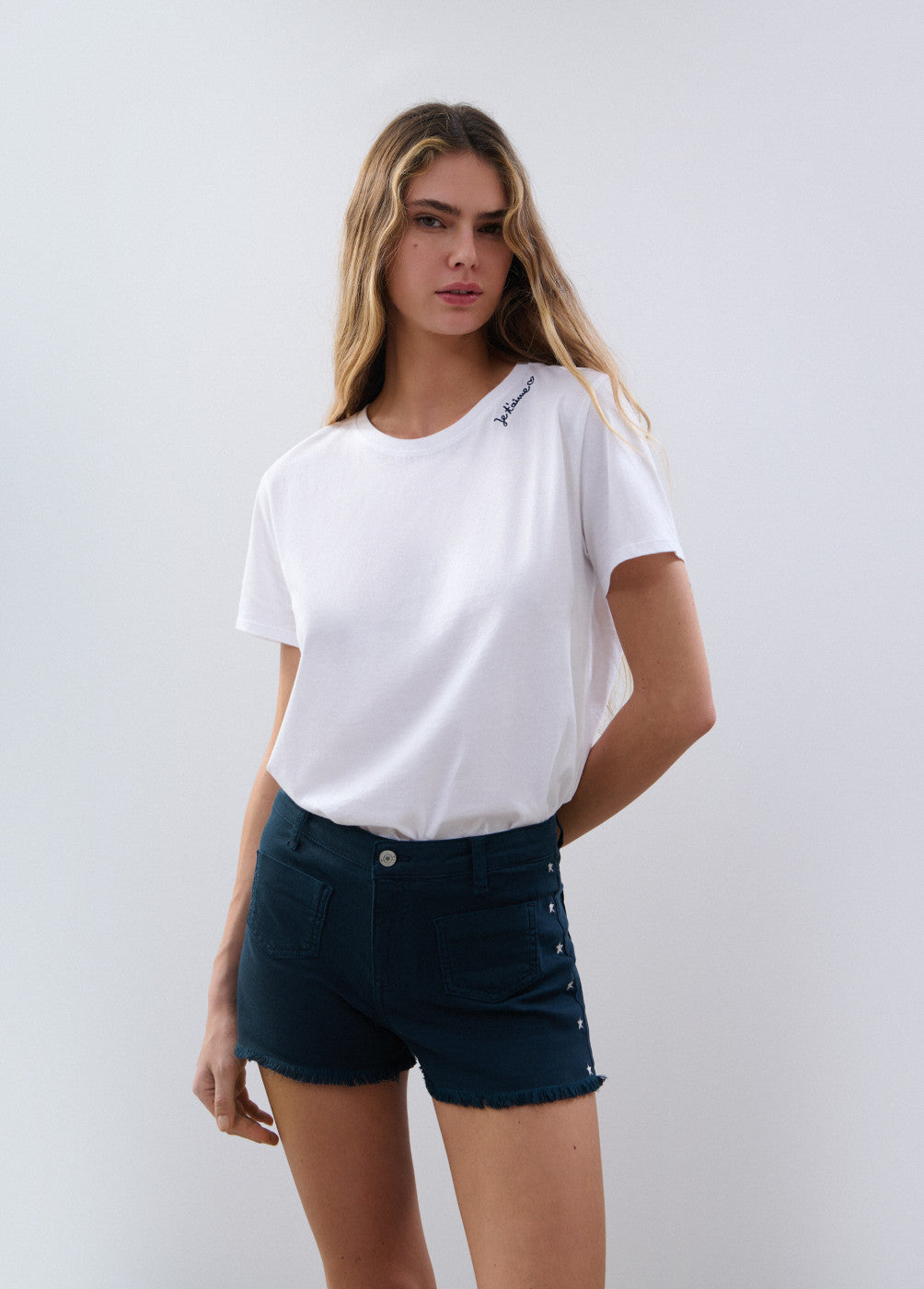 Camiseta básica bordado cuello