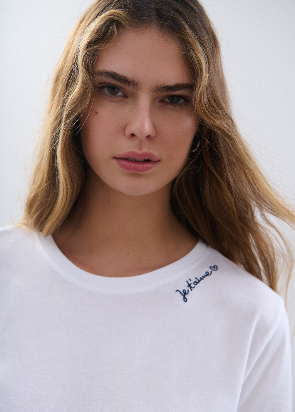 Camiseta básica bordado cuello