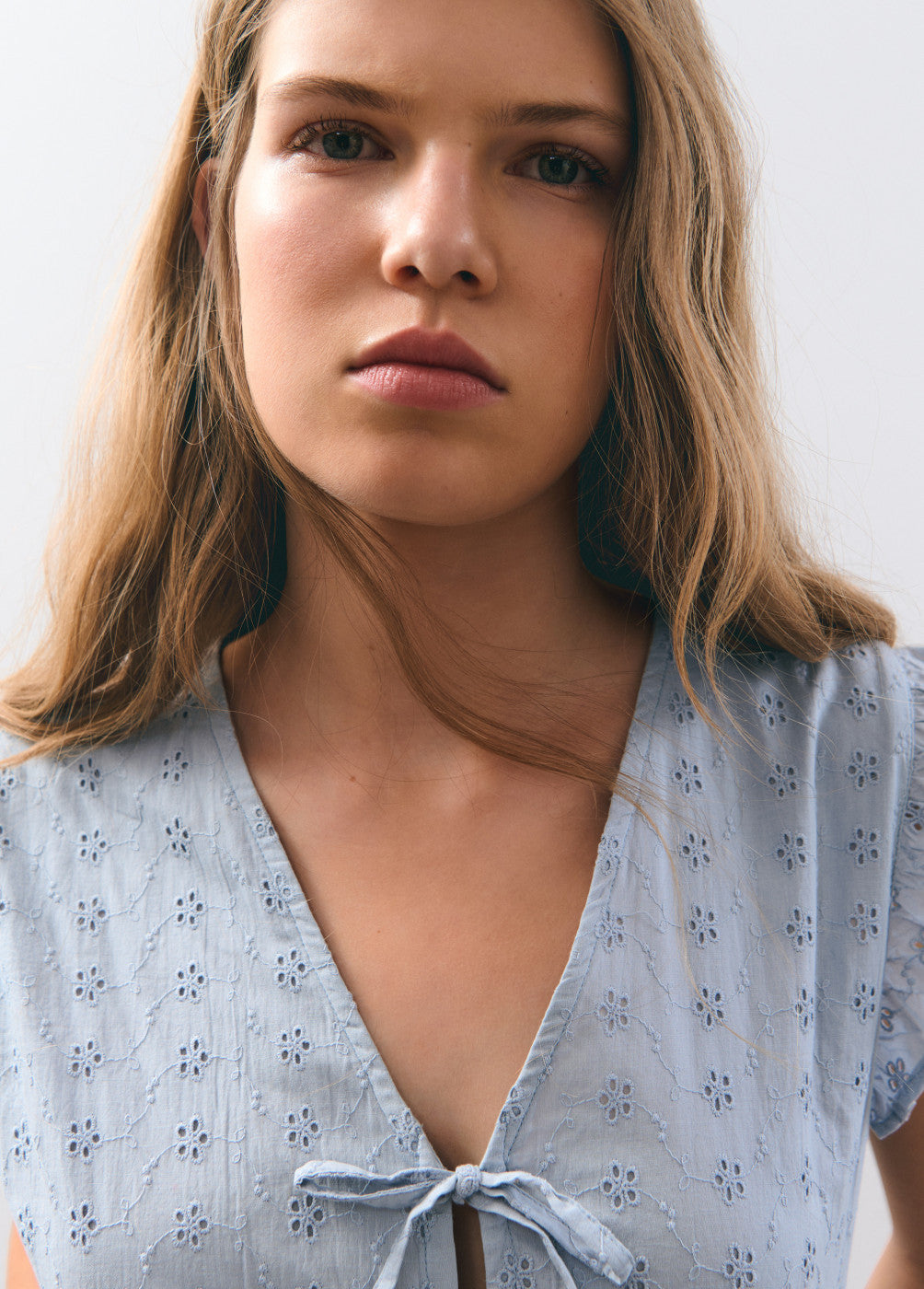 Blusa sin mangas con lazos