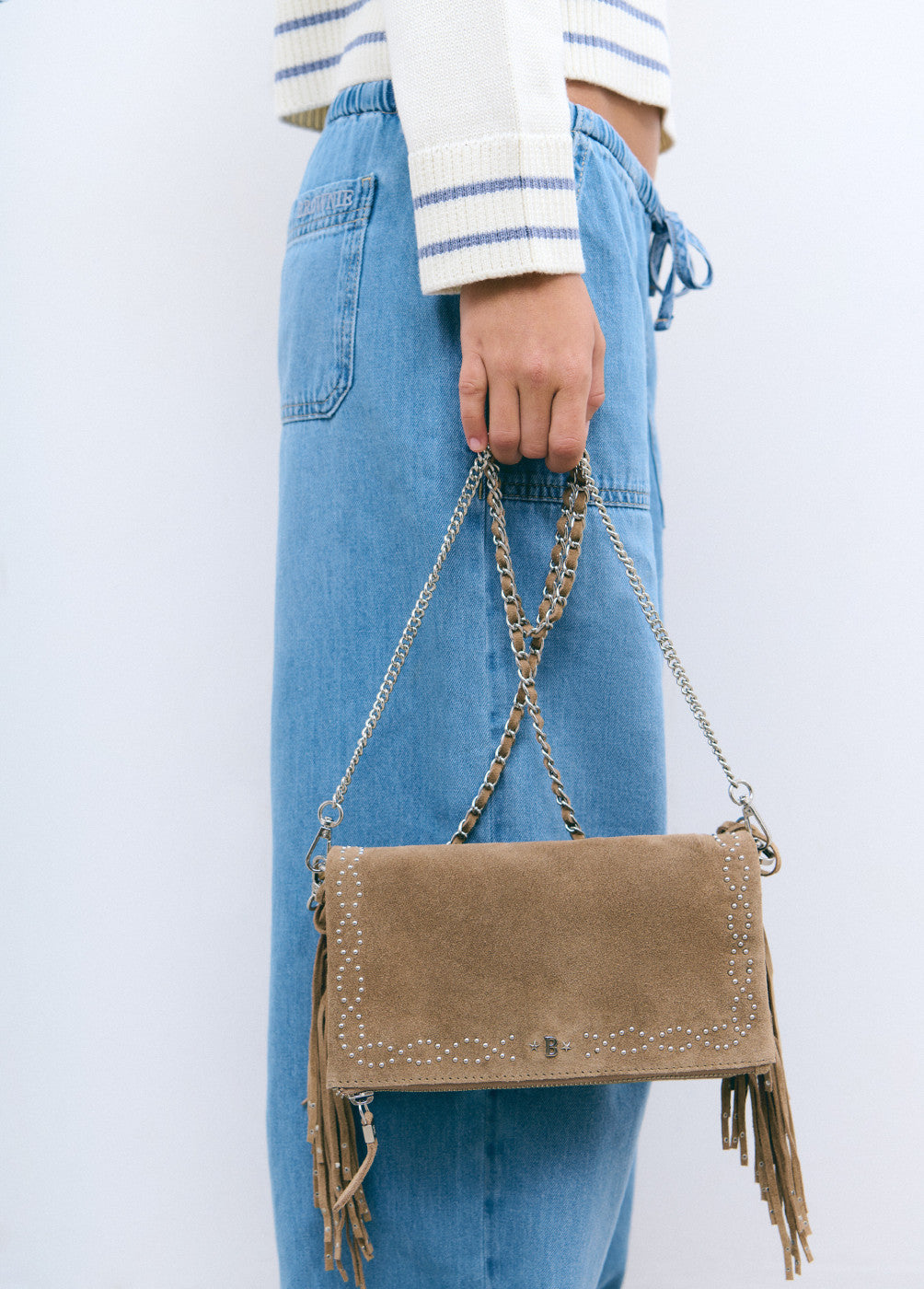 Bolso piel solapa tachitas flecos