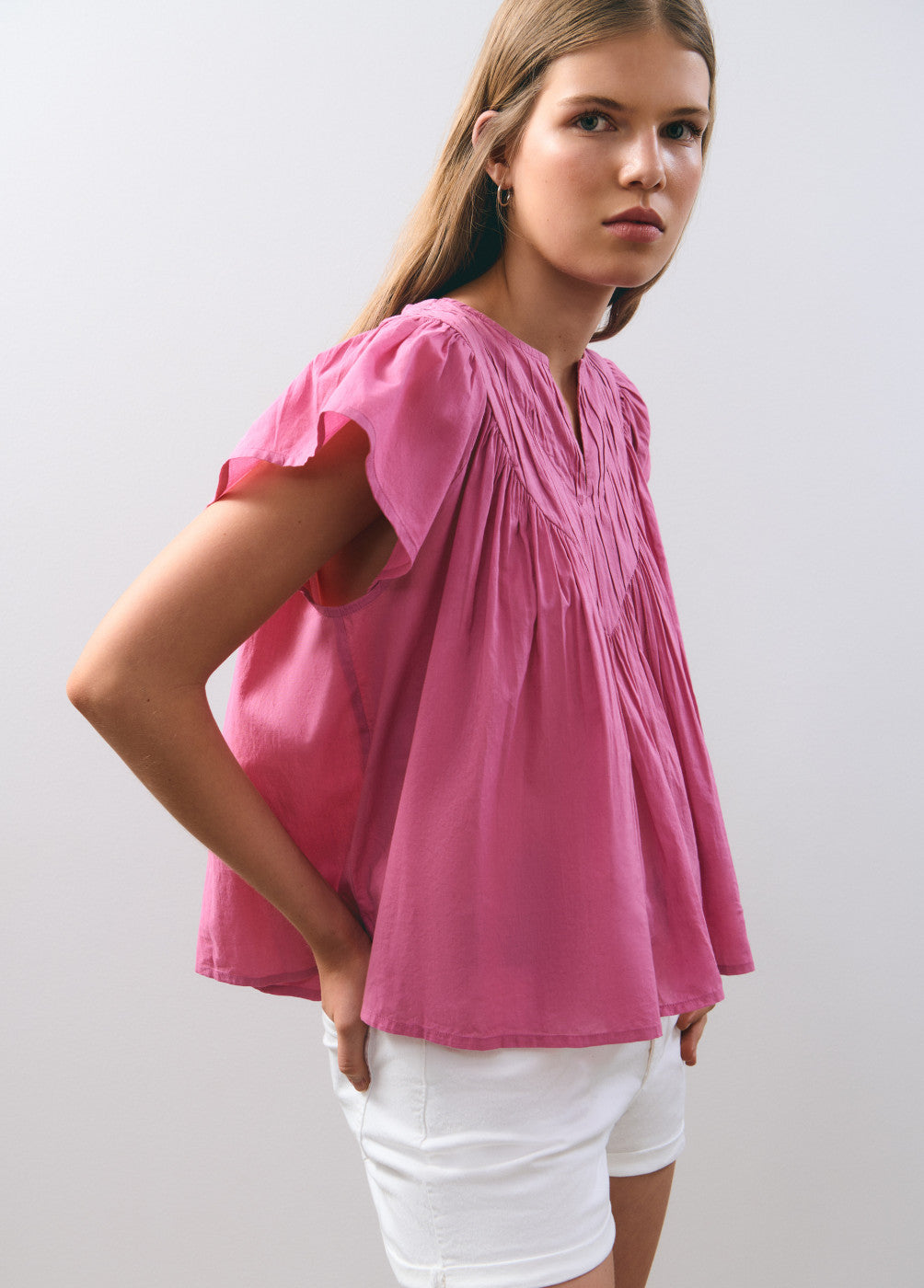 Blusa escote v con vuelo