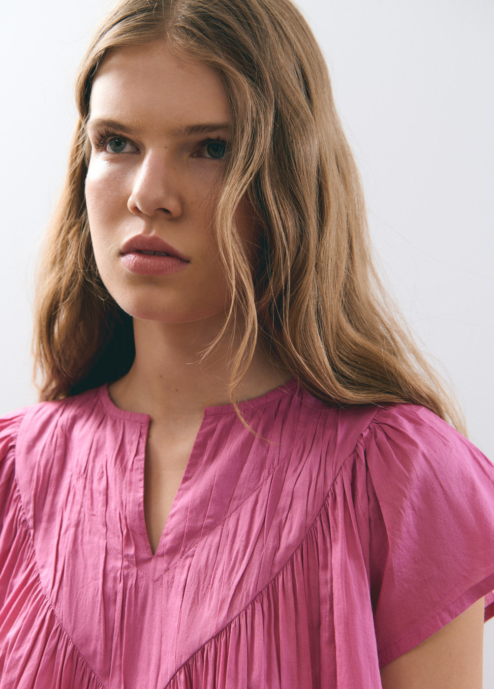 Blusa escote v con vuelo