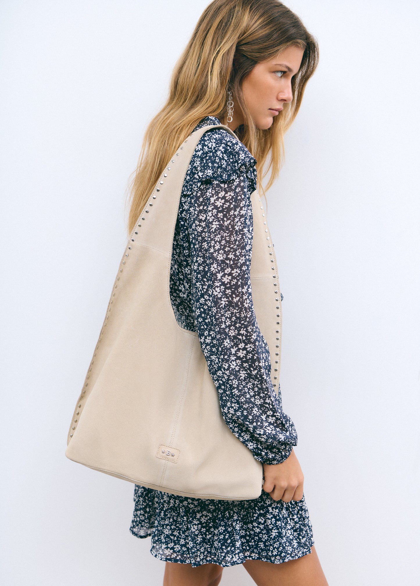 Bolso piel hombro tachas