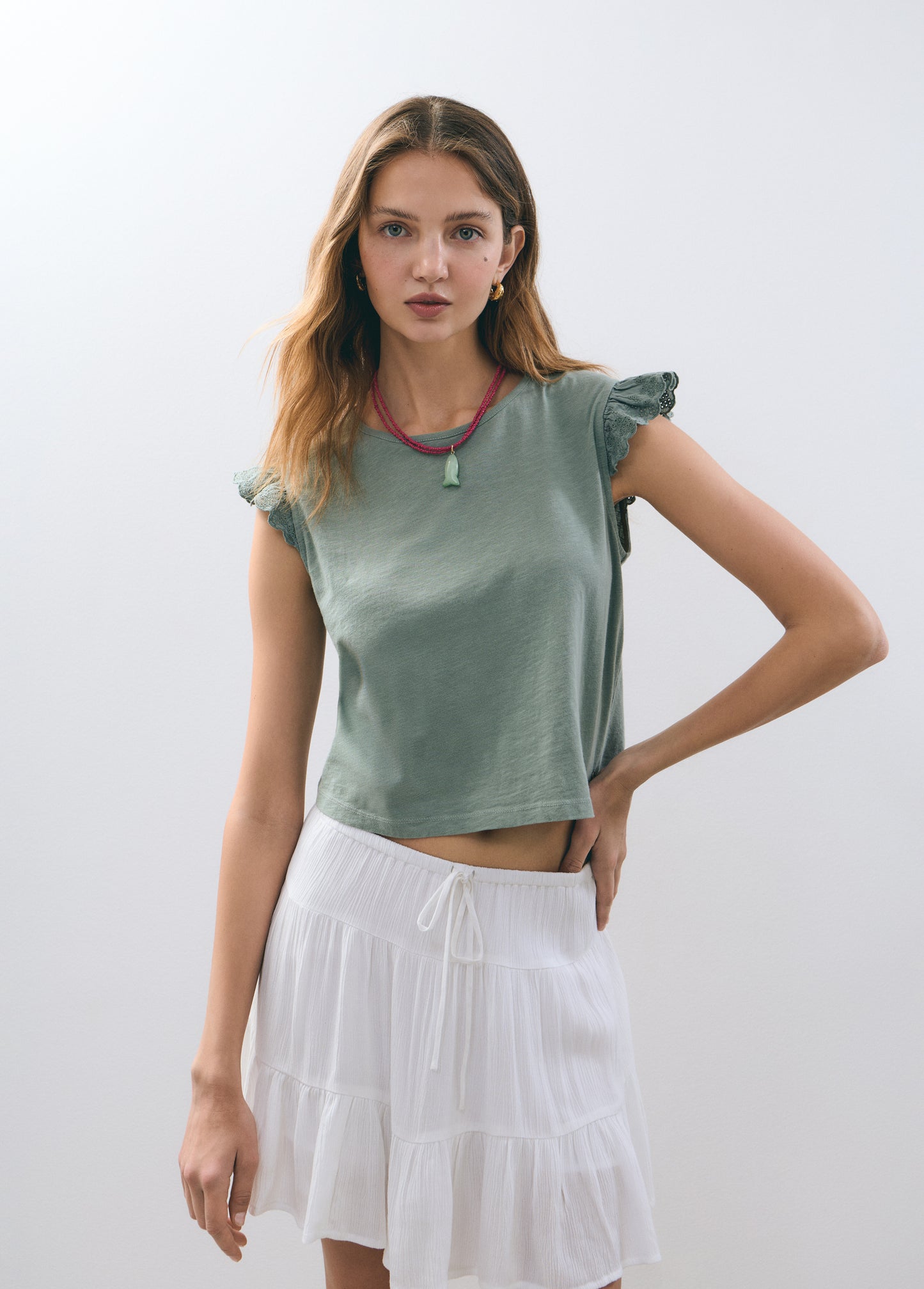 Camiseta volante bordado suizo