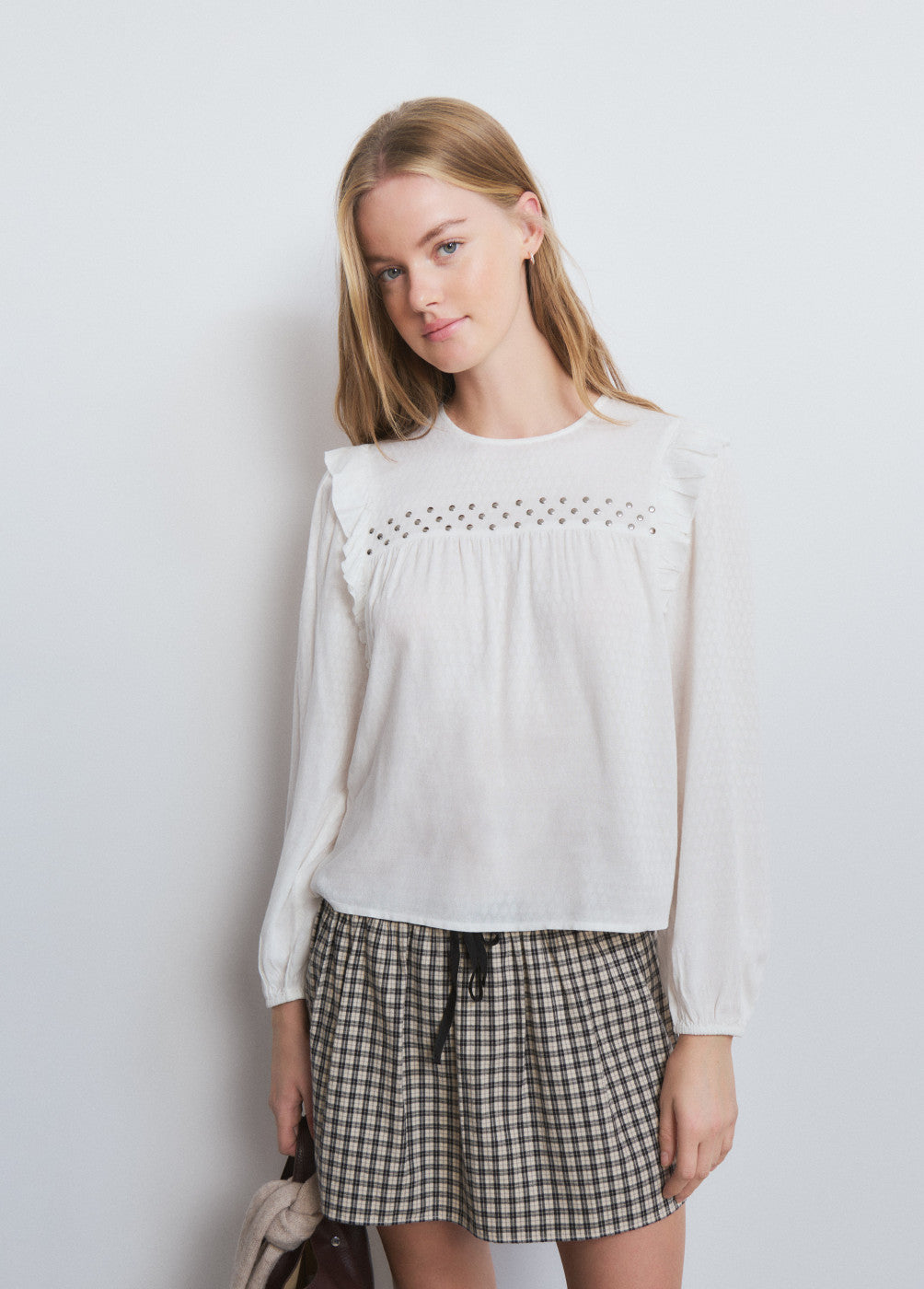 Blusa volantes tachas