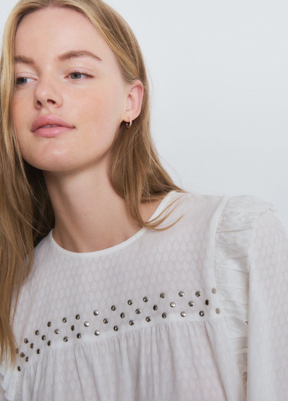 Blusa volantes tachas