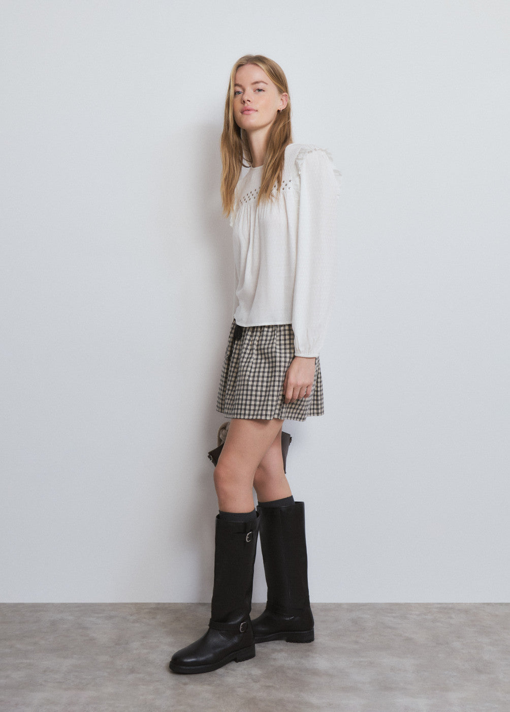 Blusa volantes tachas