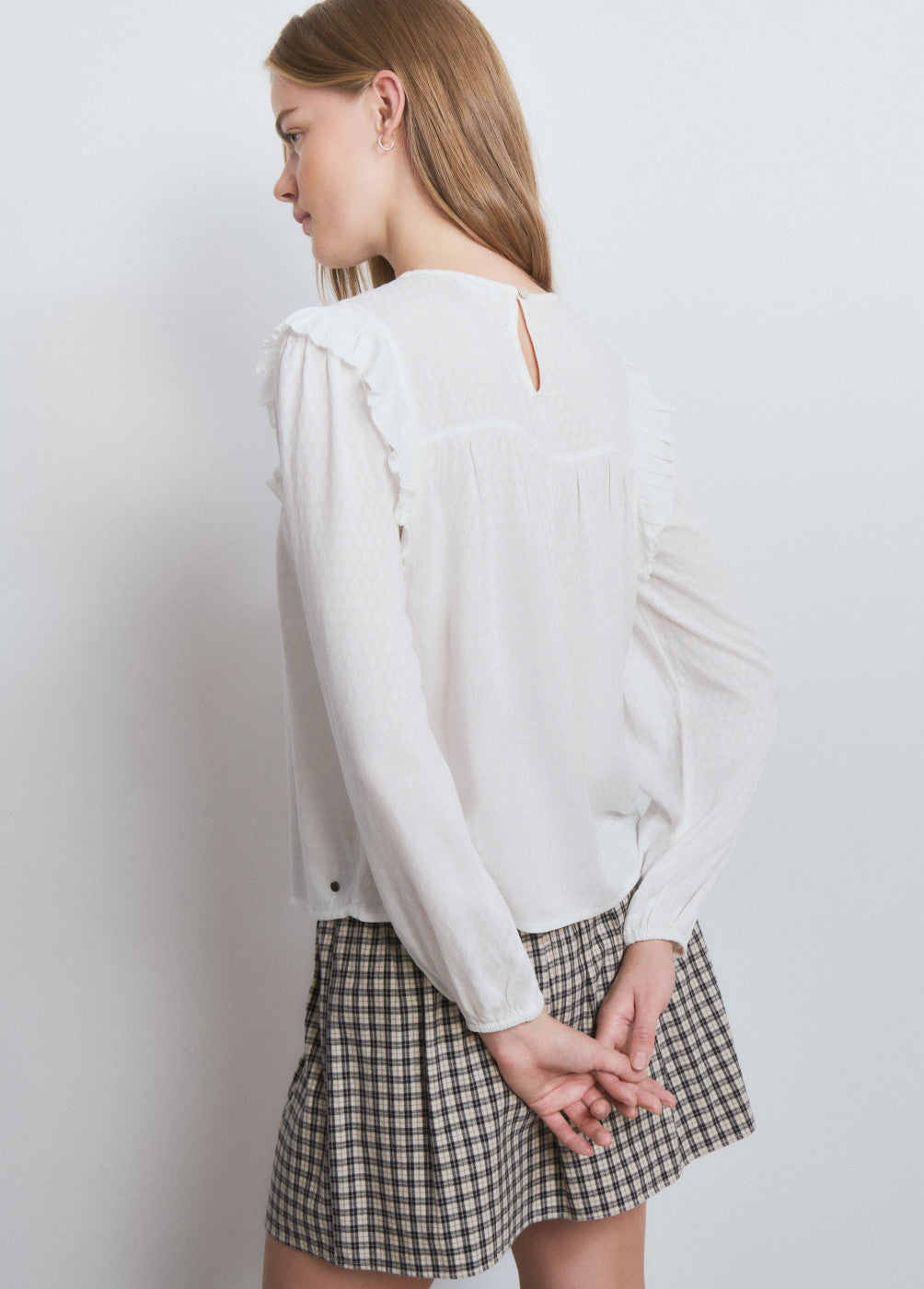 Blusa volantes tachas