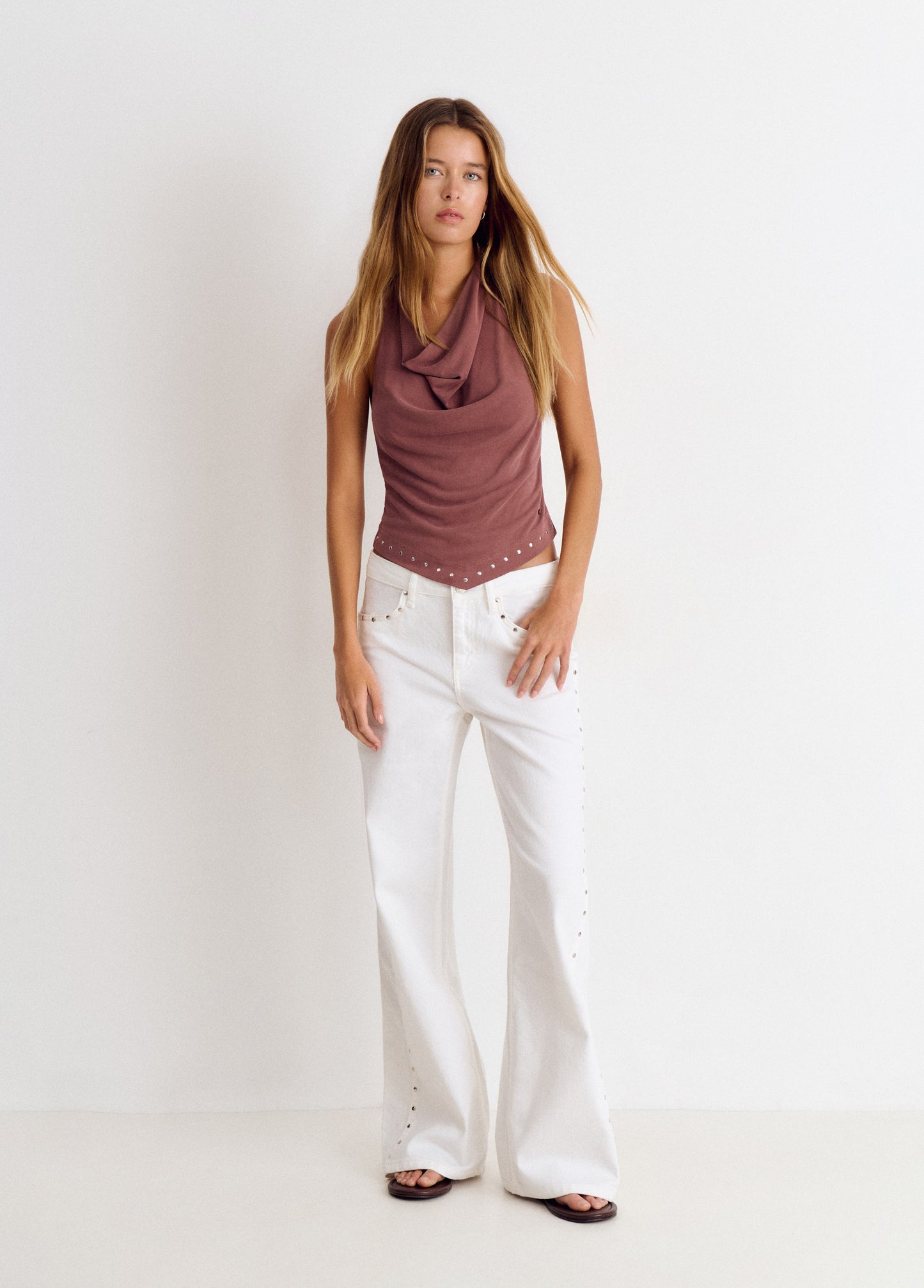 Pantalón pieza lateral tachuelas