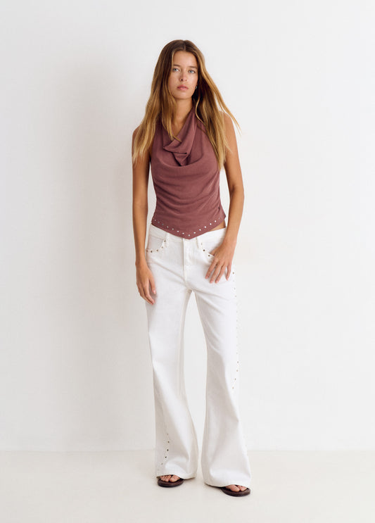 Pantalón pieza lateral tachuelas