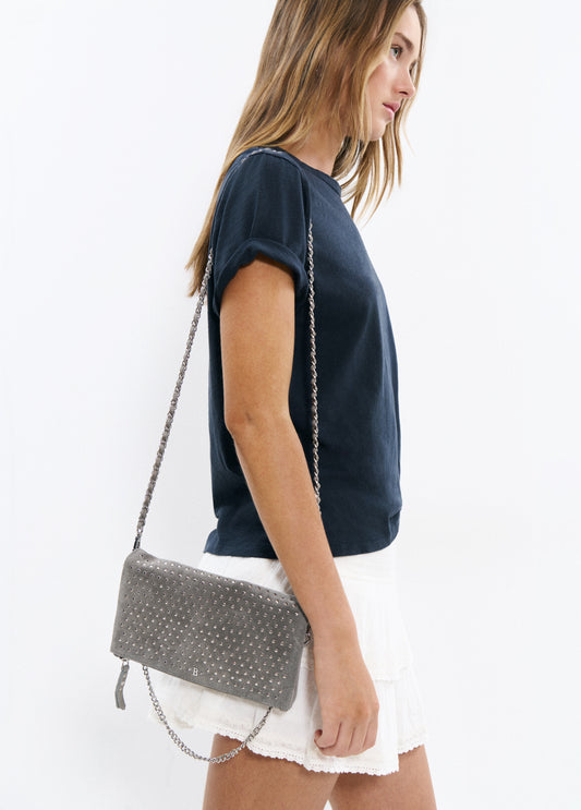 Bolso solapa tachitas cuero