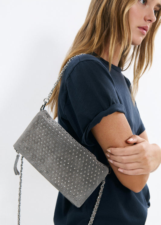 Bolso solapa tachitas cuero