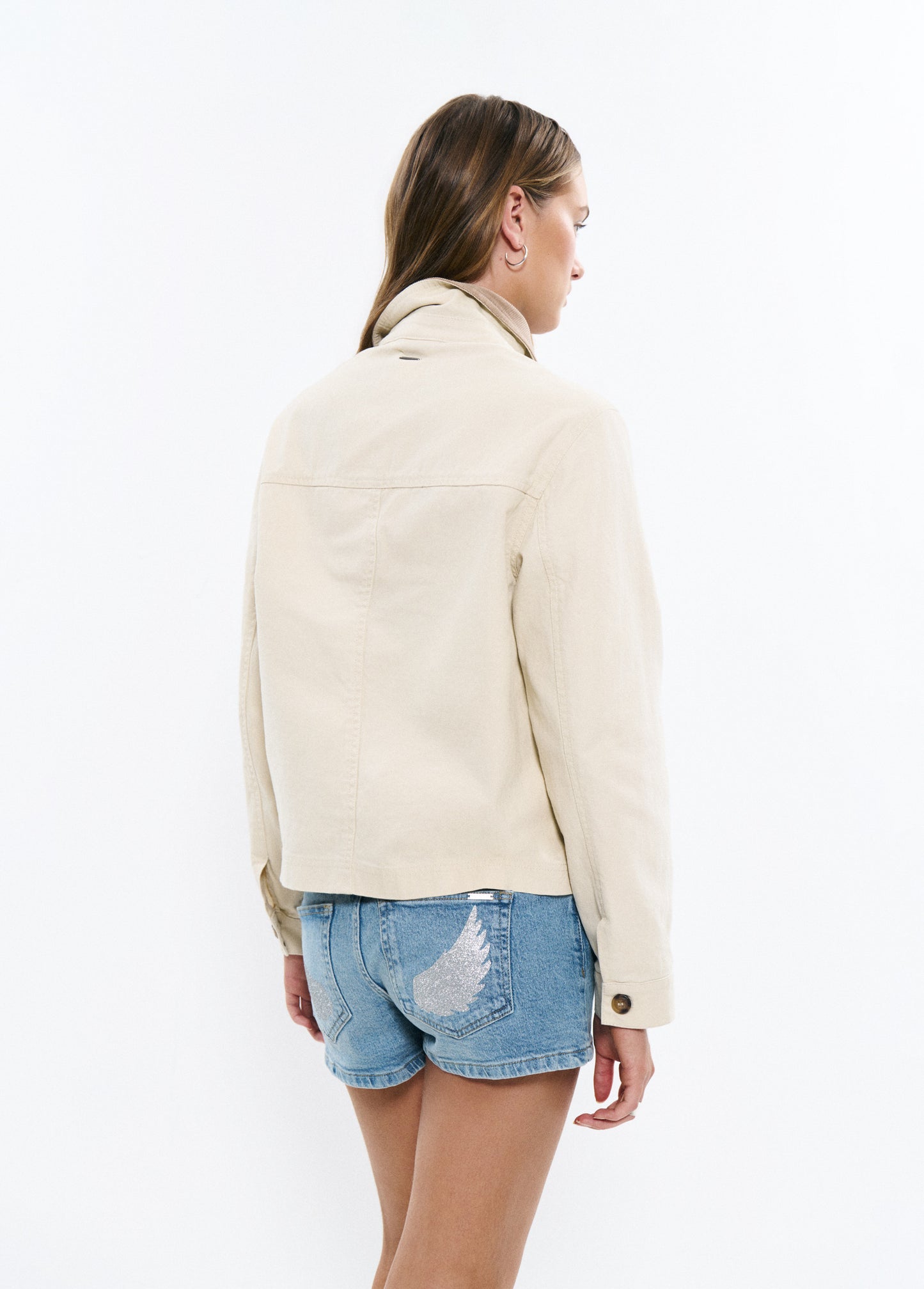 Chaqueta corta bolsillos frontales