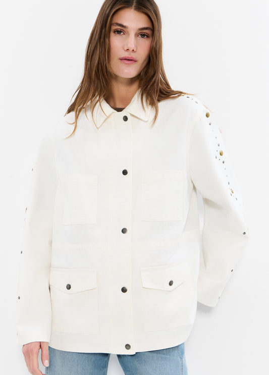 Parka blanca detalle tachas en manga