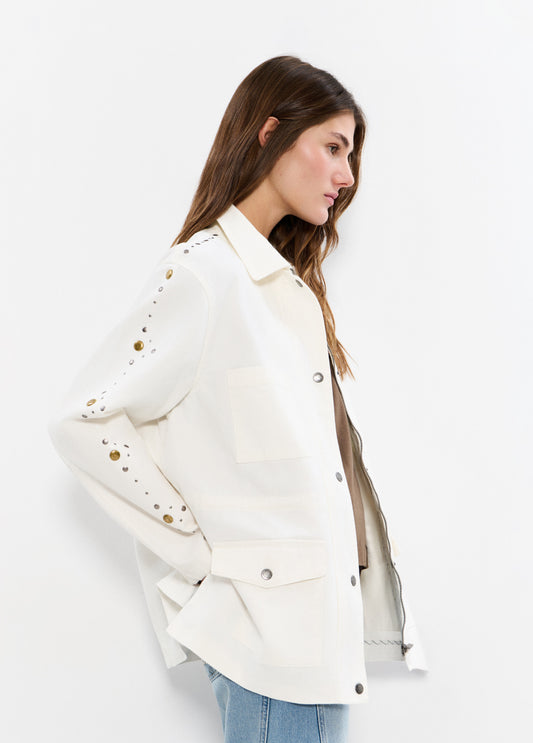 Parka blanca detalle tachas en manga