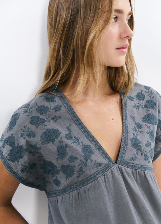 Blusa bordados escote