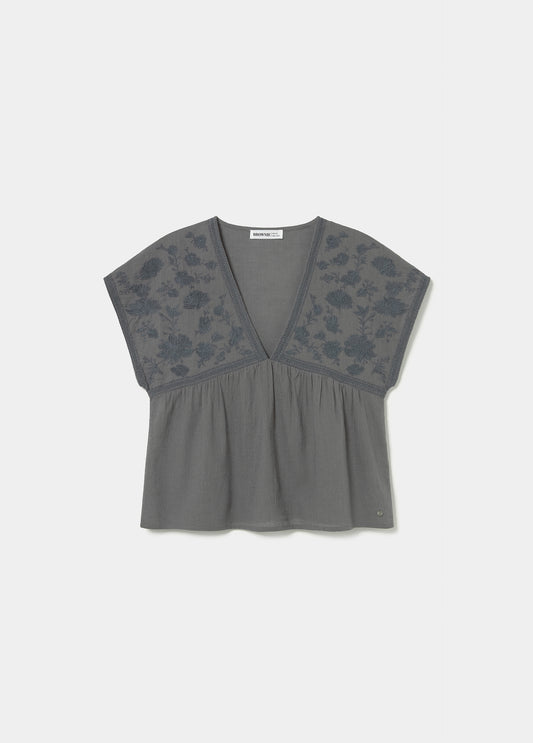 Blusa bordados escote