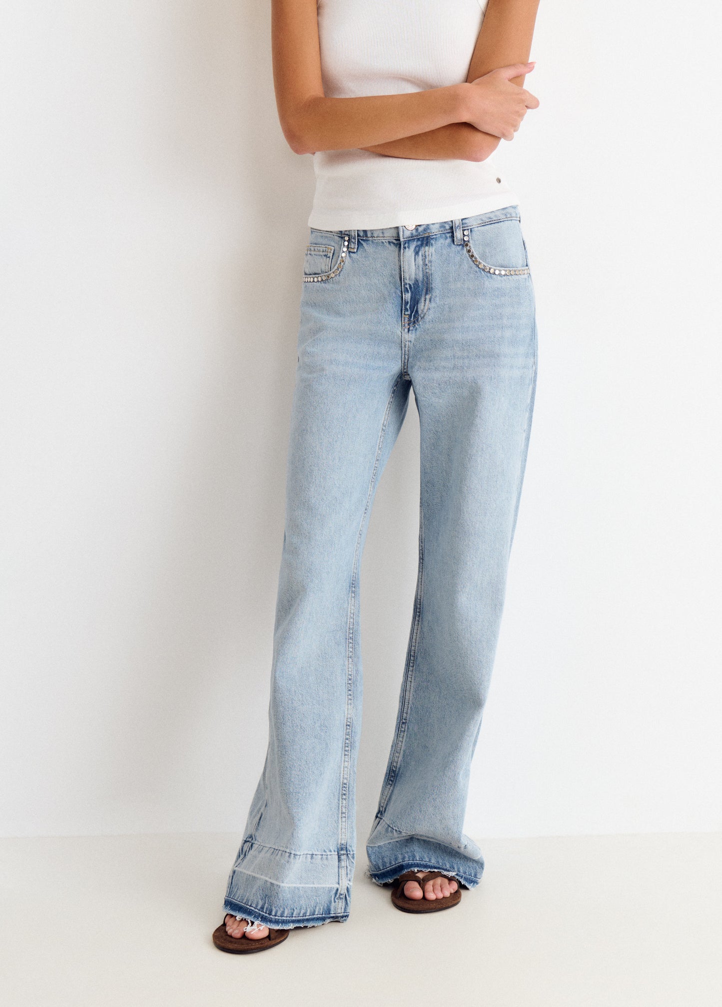 Jeans relaxed tachuelas y bajo desdoblado