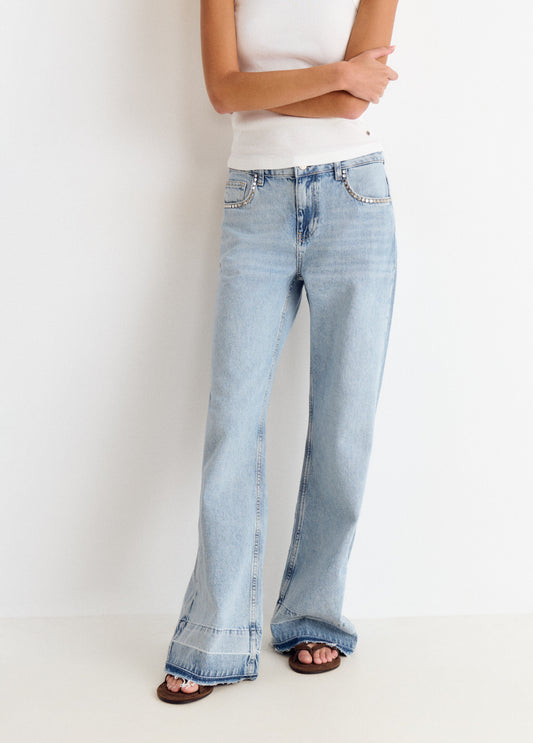 Jeans relaxed tachuelas y bajo desdoblado