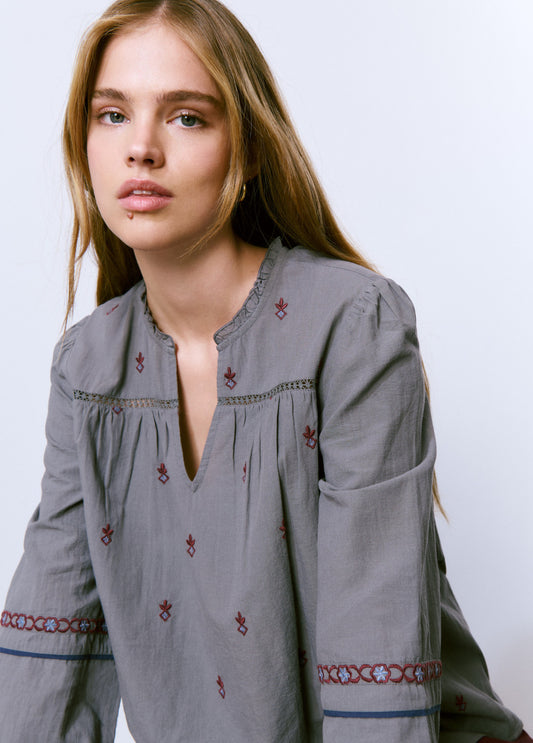 Blusa bordado contraste