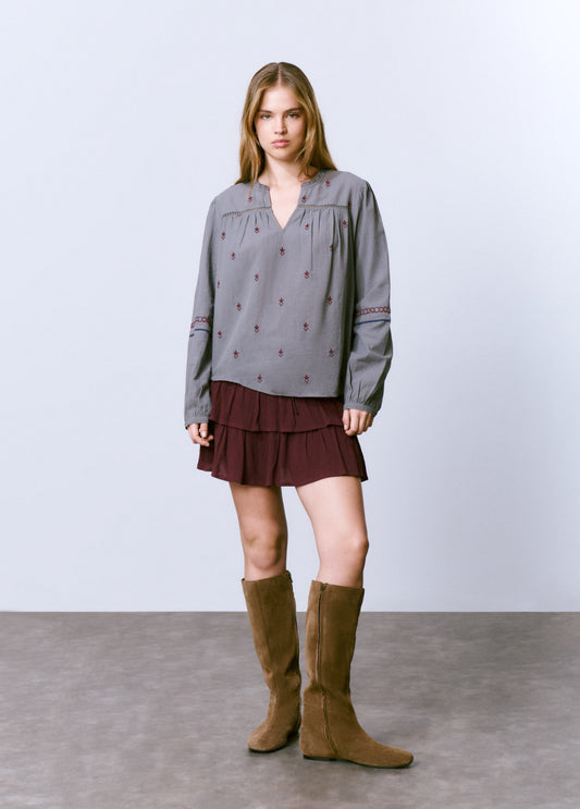 Blusa bordado contraste